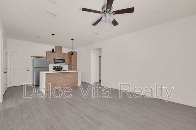 Building Photo - 1502 W Platinum Dr