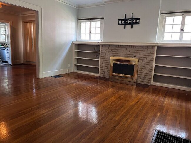 Foto del edificio - 3 Bedroom with Large Master Suite Upstairs with Private Bath & Walk-In Closet