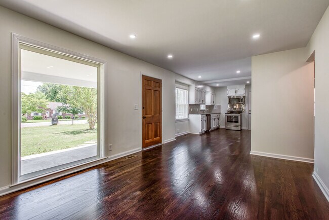 Sala de estar y cocina llenas de luz. - 204 Ridgeway Dr