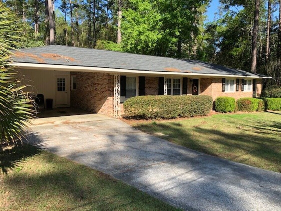 Building Photo - Good looking Brick Ranch House 3 bed 2 bath