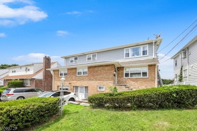 Foto del edificio - 70 Maple Ave