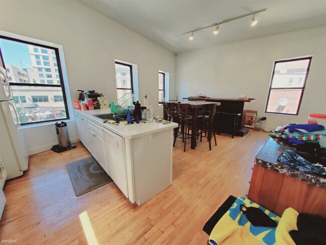 Building Photo - 2 br, 1.5 bath Condo - 219 Main St Unit 3