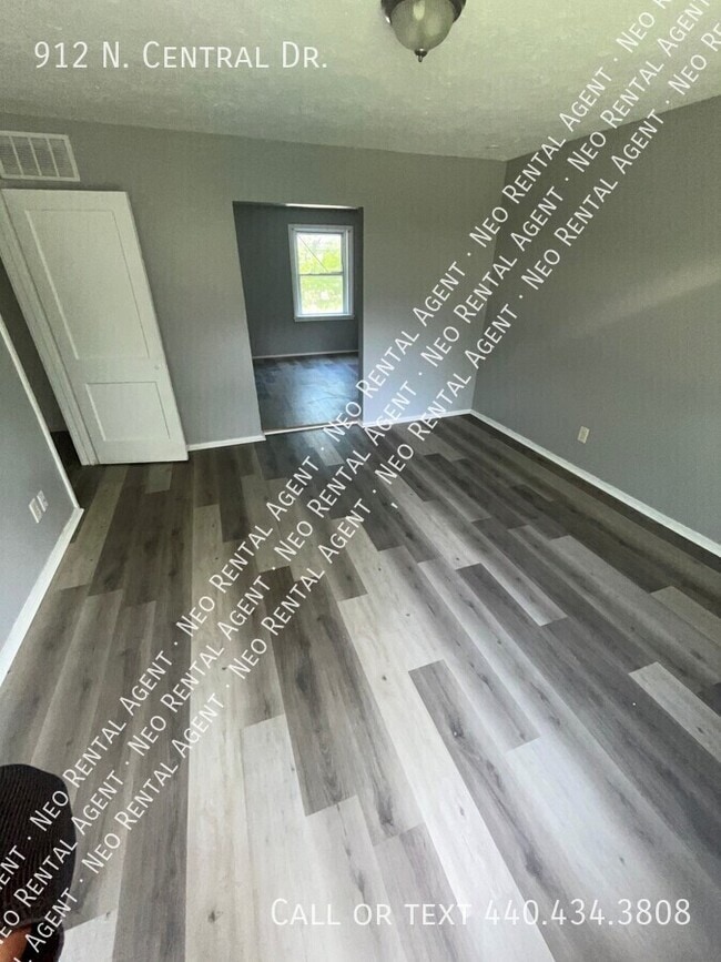 Building Photo - 912 N Central Dr