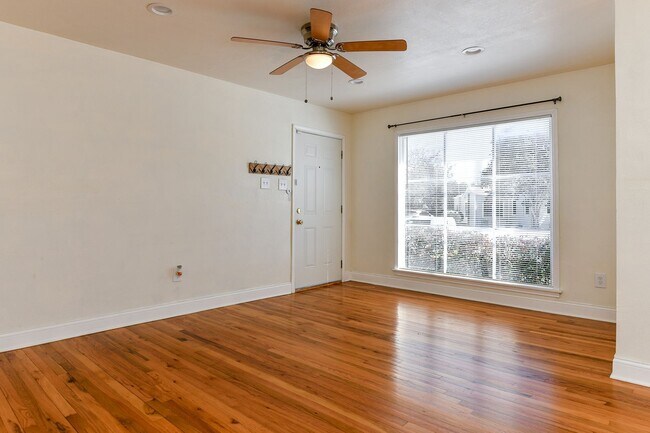 Building Photo - Two Bedroom One Bath near TCU