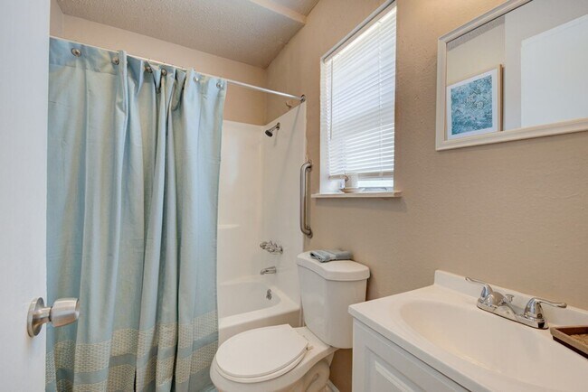 Foto del edificio - Charming 1-Bedroom in Hardlandale *WATER INCLUDED*