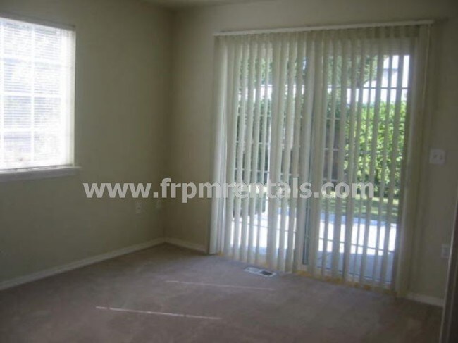 Building Photo - Very Nice 2 Bed/ 2 Bath Lower Level Apartment