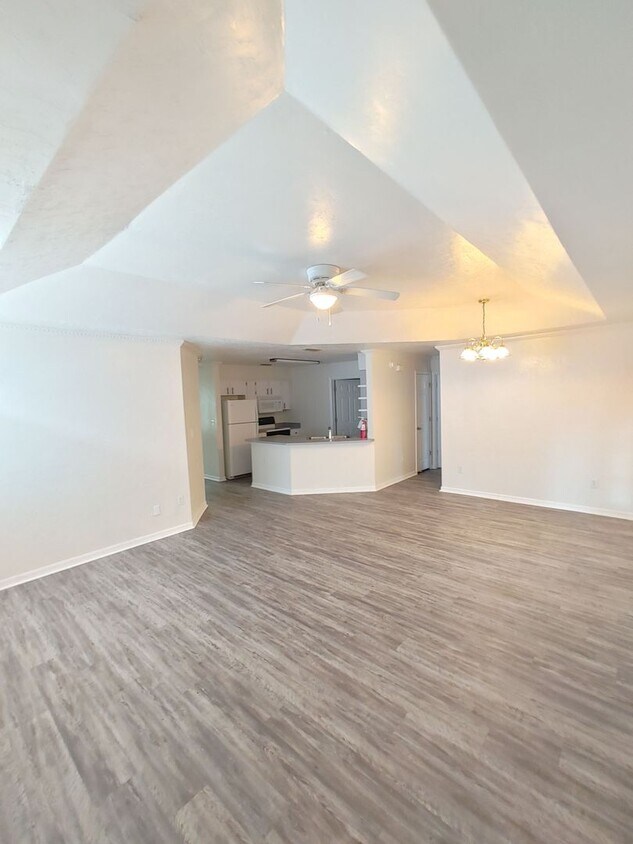 Foto principal - * PRICE DROP * 2/2 House with Garage in Pa...