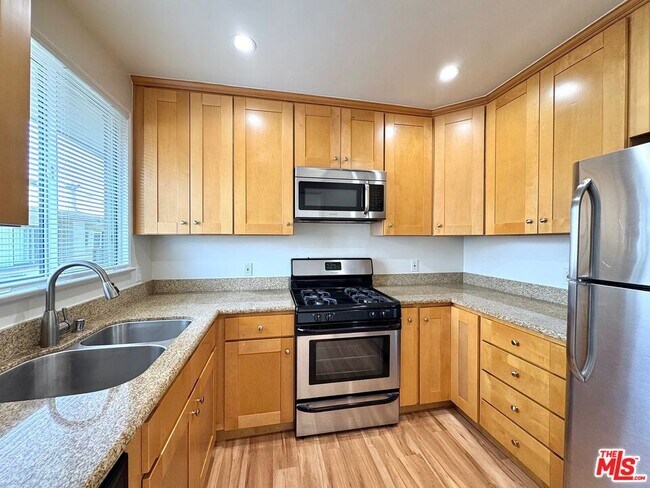 Foto del edificio - 1233 N Harper Ave