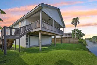 Building Photo - 6935 W Holiday St