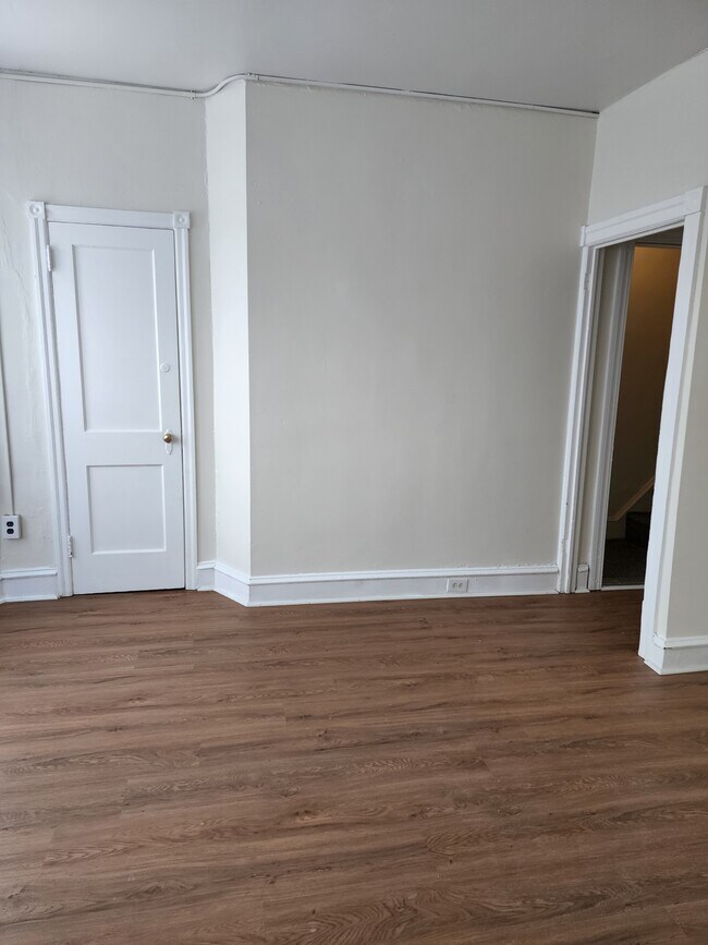 living room - 6201 Lansdowne Ave