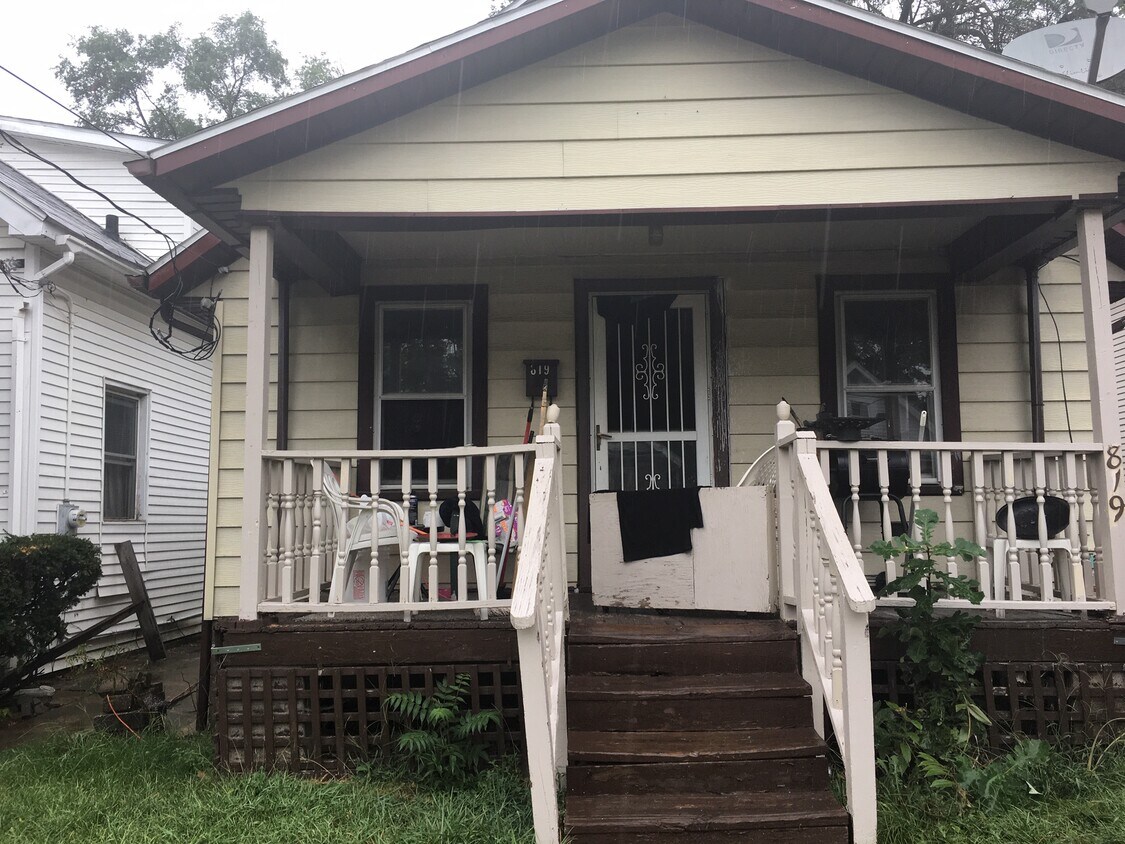 Primary Photo - 819 W Thrush Ave