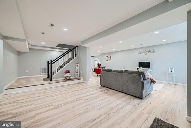 Foto del edificio - 8820 Fearne Ave