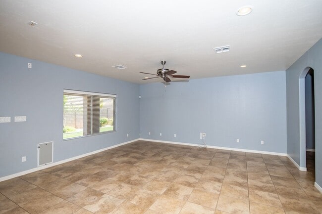 Building Photo - Spectacular open floor plan home!