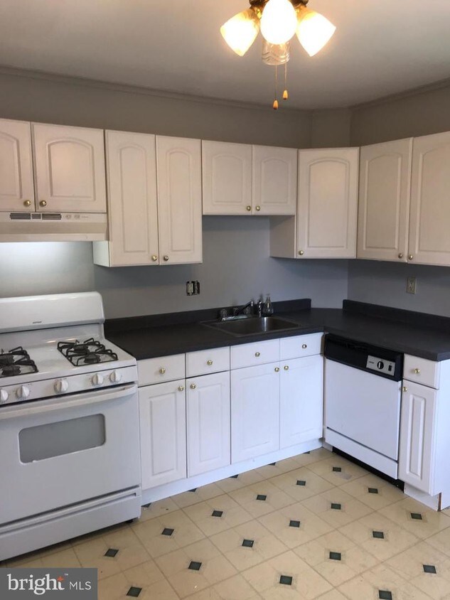 Foto principal - 136 Highland Ave