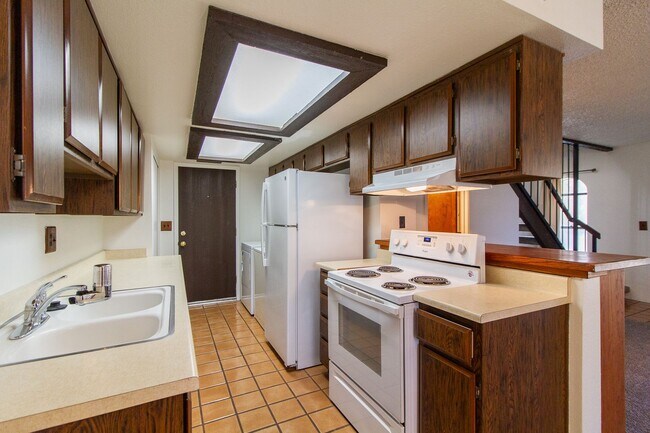 Building Photo - EXCELLENT 2BED, 1.5BATH TOWNHOUSE LOCATED NEAR 48TH ST & GUADALUPE