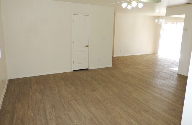 Foto del edificio - 3+2 Stylish, Move-In Ready Home with New Flooring and Fresh Interior