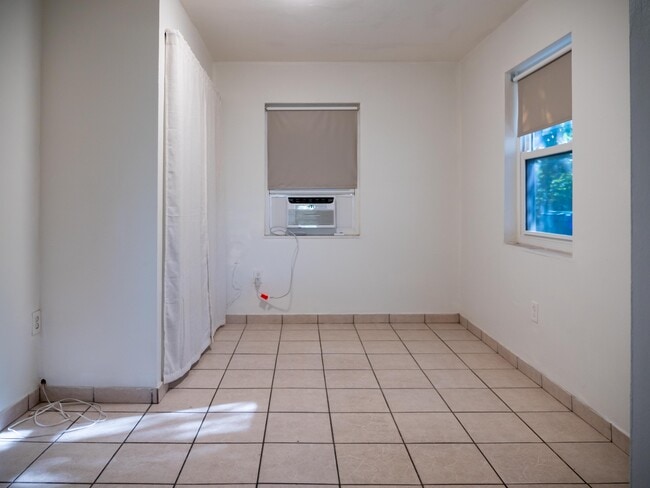 Building Photo - 570 SW 72nd Ct