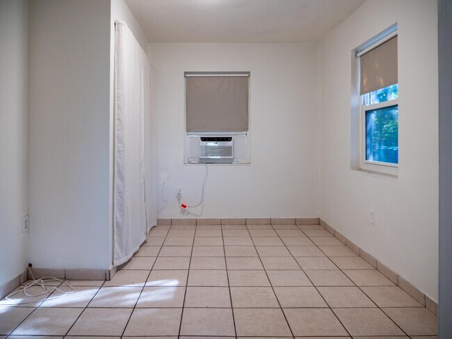 Foto del edificio - 570 SW 72nd Ct