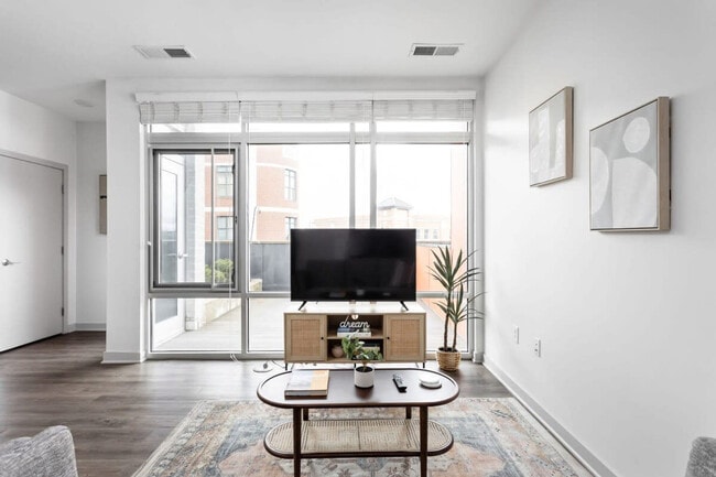 Building Photo - 747 N College Ave