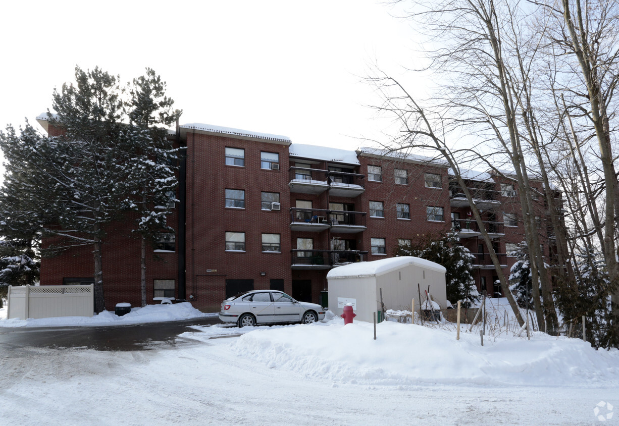 Building Photo - Woodland Terrace