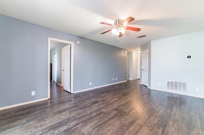Foto del edificio - 3005 Tyler Ln