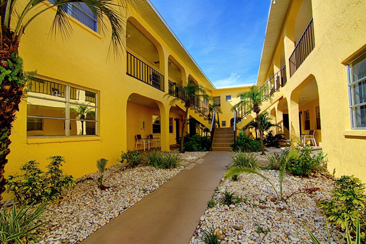Primary Photo - 7025 Hibiscus Ave S