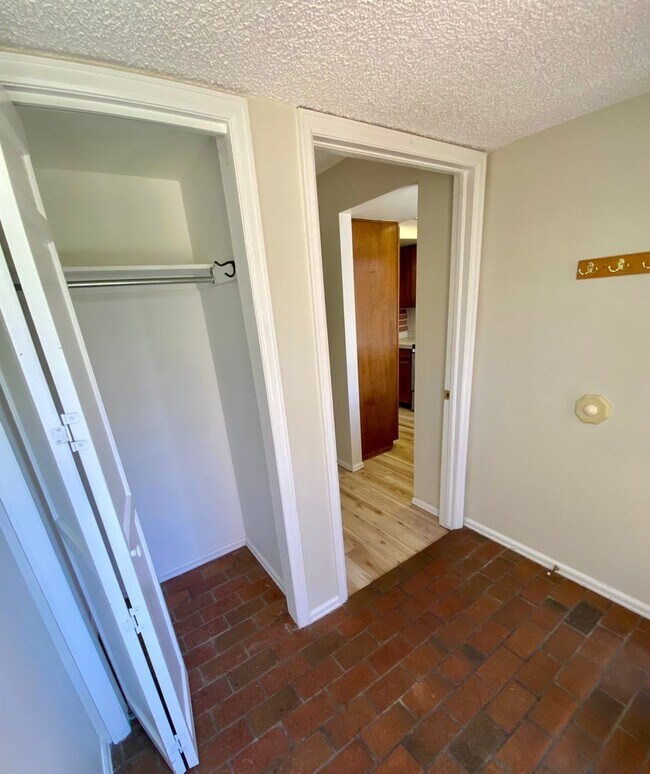 Foto del edificio - Sunlight and Stylish 3 Bedroom Townhouse by Wonderland Lake