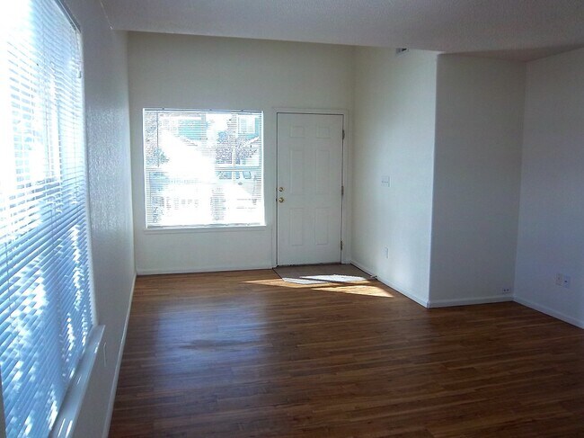 Building Photo - 802 Waterglen Dr