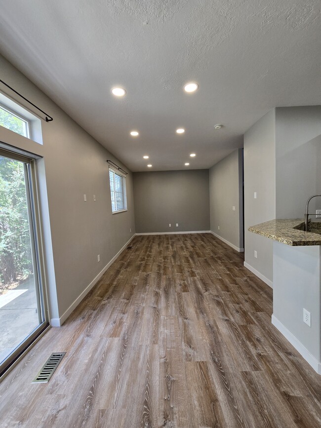 Building Photo - 287 E Rockingham Ct