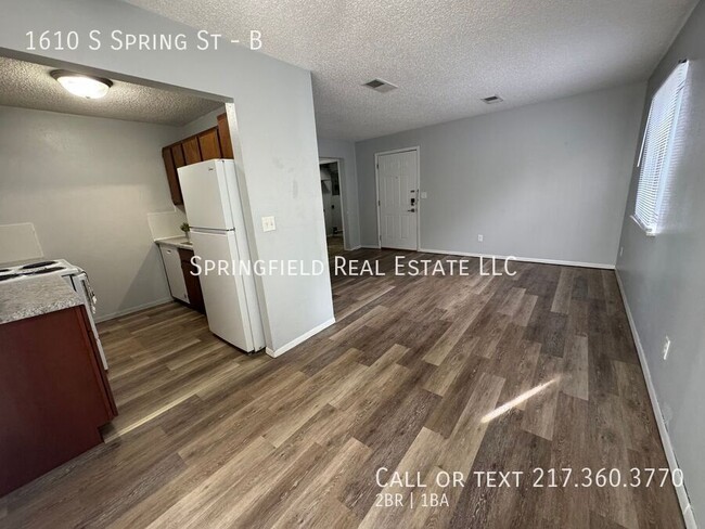 Building Photo - A Breath of Fresh Air: 2 Bed/1 Bath Main F...