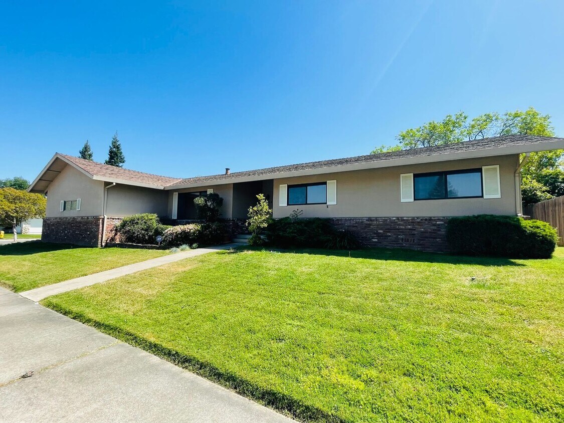 Foto principal - 3724 Hillcrest Ln