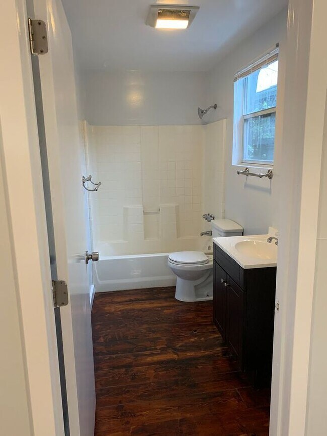 Building Photo - 824 Milton St