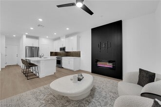 Building Photo - 600 N Carriage Hill Dr