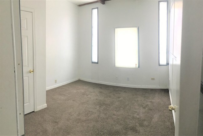 Building Photo - 3 bedroom 1 bath apartment