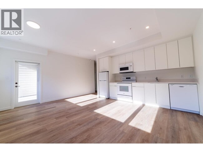 Building Photo - 39180 Finch Dr