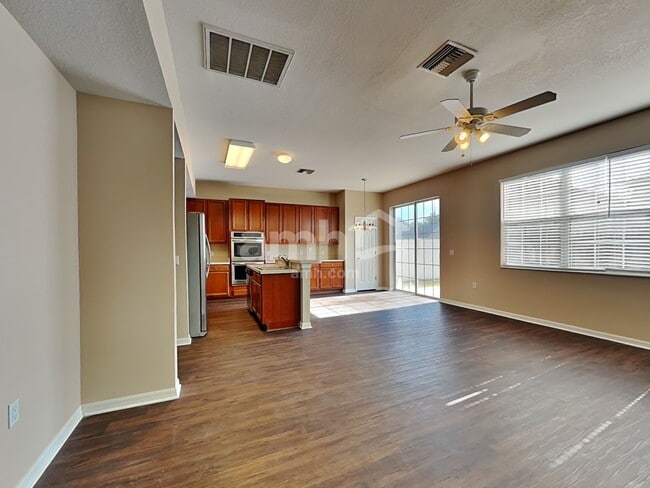 Foto del edificio - 10402 Boyette Creek Blvd