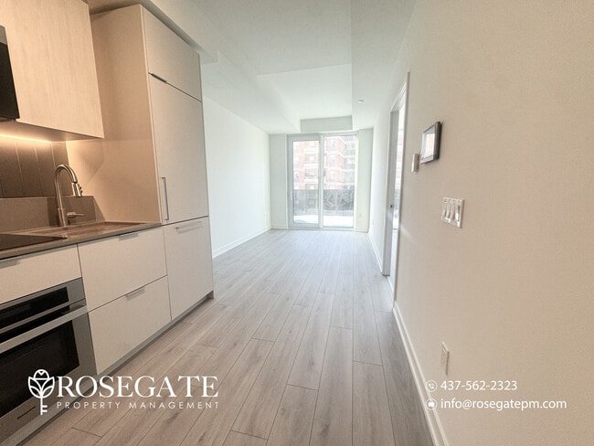 Building Photo - 2-Bedroom Condo with Parking, Private Garage, Locker & Balcony in Mississauga