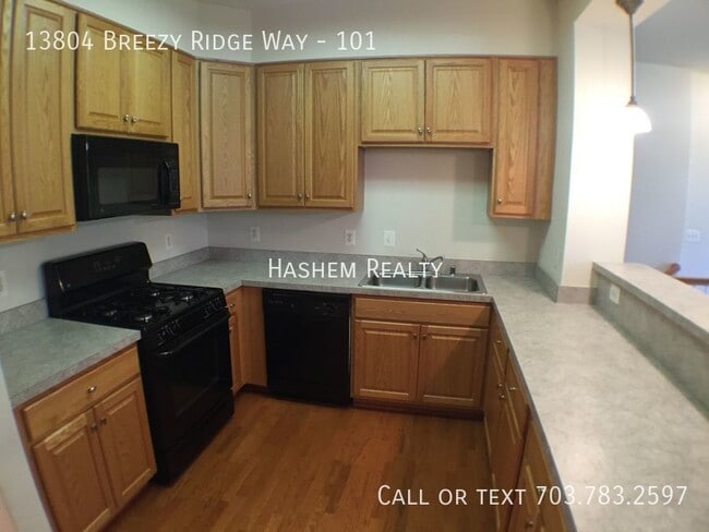 Building Photo - Lovely & Spacious 2 Level Townhouse-Condo ...