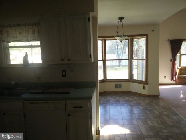 Building Photo - 15 Meadow Ln