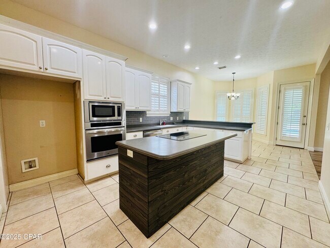 Foto del edificio - 100 Palm Bay Blvd