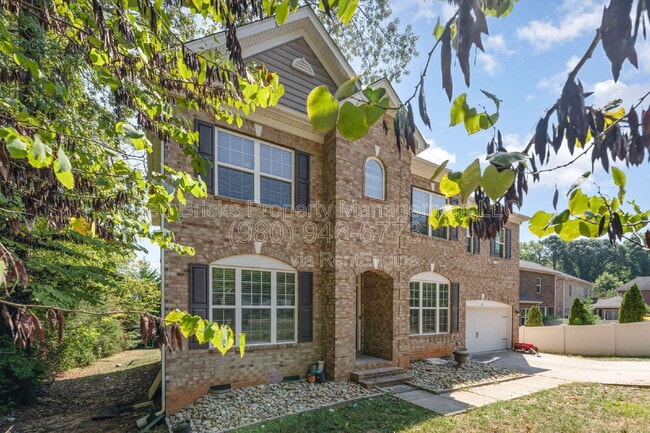 Building Photo - 139 Brackenbury Ln