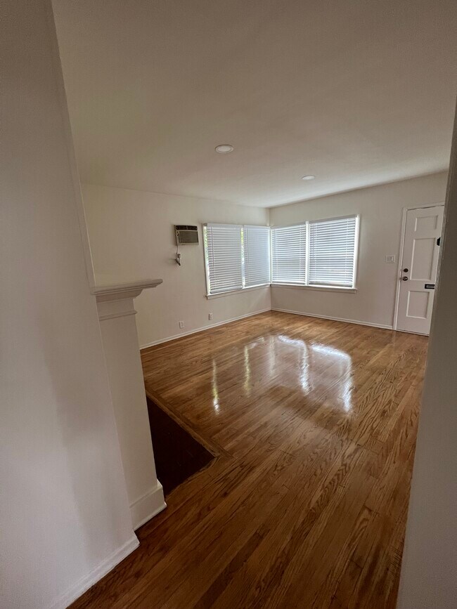 Foto del edificio - 6546 Hazeltine Ave