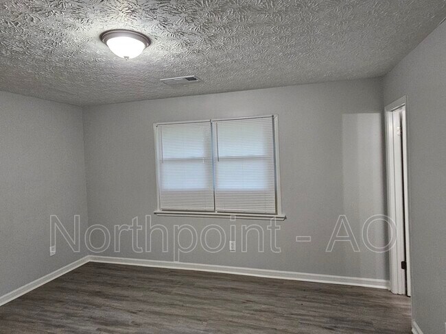 Foto del edificio - 3284 Creekwood Dr