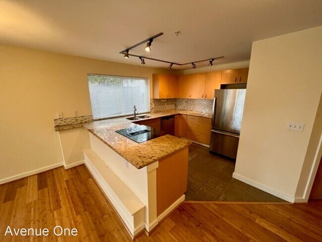 Building Photo - 1 br, 1 bath House - 225 NE 65th St #306