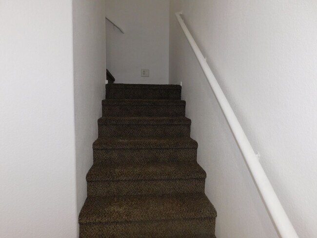 Building Photo - Beautiful Townhome!