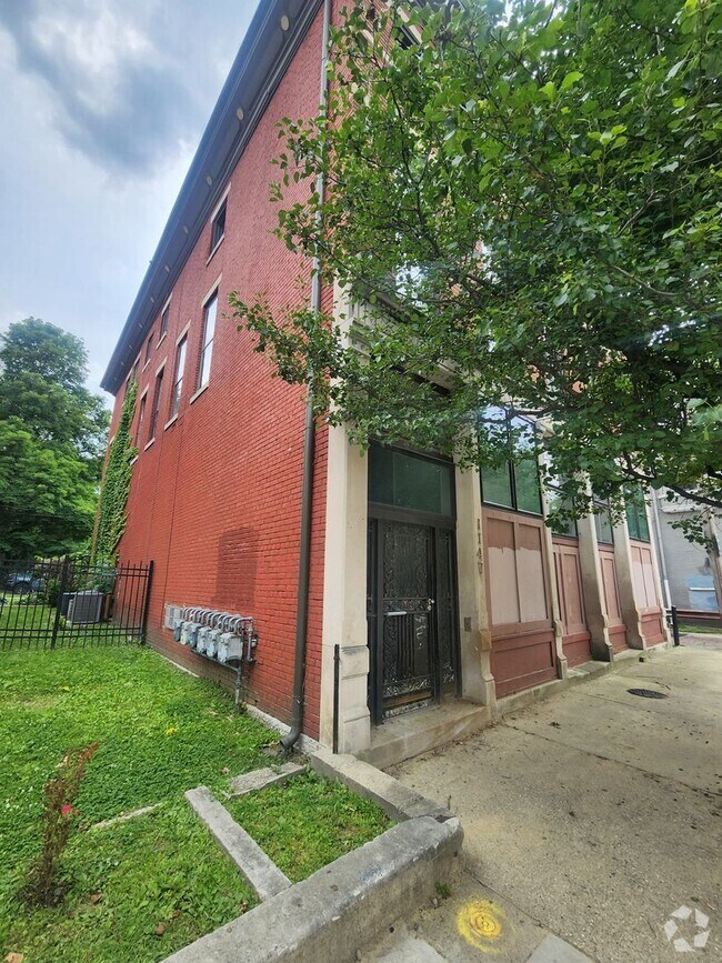 Building Photo - 114 St Catherine St