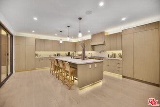 Building Photo - 7212 Mulholland Dr