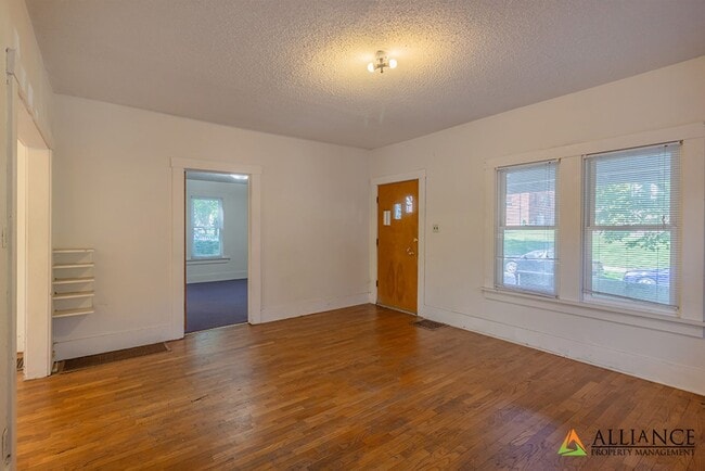 Building Photo - Perfect Location!