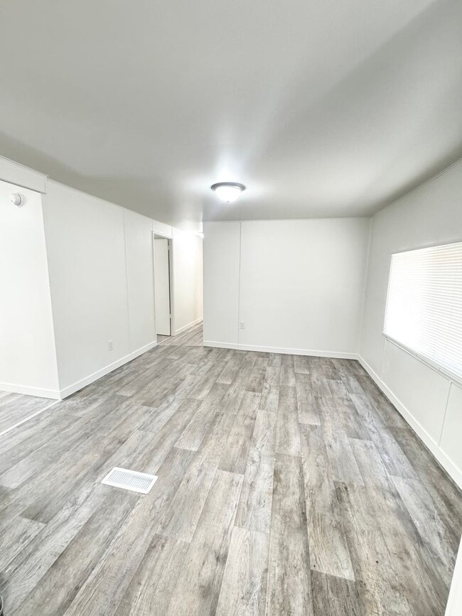 Building Photo - 3 Bedroom 2 Bathroom for Rent