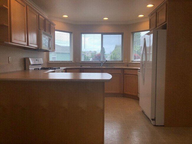 Foto del edificio - MOVE IN SPECIAL! 2 Bedroom, 2 Bathroom Condo with Convenient I-5 Access